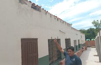 Celso Salcedo, miembro de la comunidad muestra las condiciones en la que se encuentra actualmente el corredor de la institución.