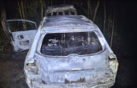 El automóvil quemado con un cuerpo adentro en Cambyretá.