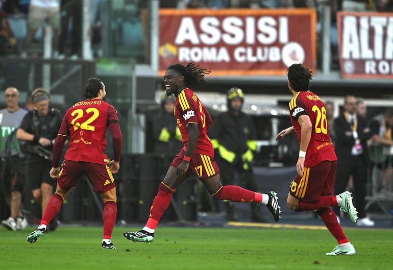 El centrocampista francés de la Roma, Manu Koné (centro), celebra tras marcar un gol durante el partido de fútbol de la Serie A italiana entre la AS Roma y el Inter de Milán en el Estadio Olímpico de Roma.