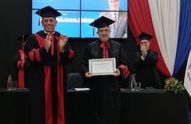 La Universidad Nacional de Pilar (UNP) distinguió al jurista español Jordi Ferrer Beltrán con el título de doctor Honoris Causa.