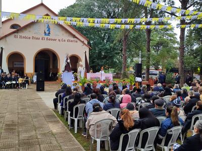 El obispo de la diócesis de Encarnación, Francisco Javier Pistilli, presidió la misa en honor a la Virgen del Carmen, acompañado de los sacerdotes Daniel Ferreira y Marcelo García.