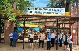 Los portones del Colegio Nacional Pedro P. Peña de Cpronel Oviedo, fueron bloqueadas por los alumnos.
