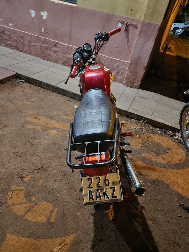 El sospechosos utilizaba esta motocicleta modificada para asegurar un rápido desplazamiento. 