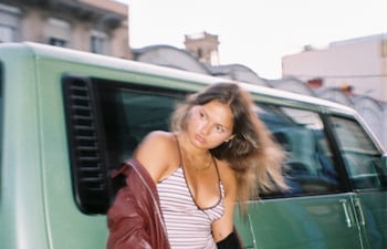 La cantante paraguaya Cami Gómez presentará en vivo su álbum debut.