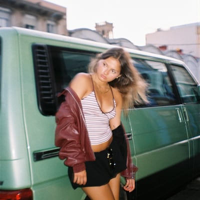 La cantante paraguaya Cami Gómez presentará en vivo su álbum debut.