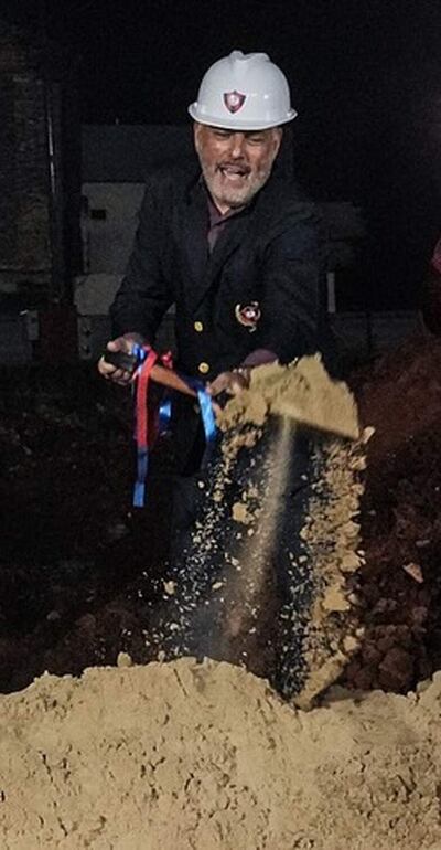 El presidente Juan José Zapag marcha bien en obras, pero rezagado en cuanto a cosecha de títulos.