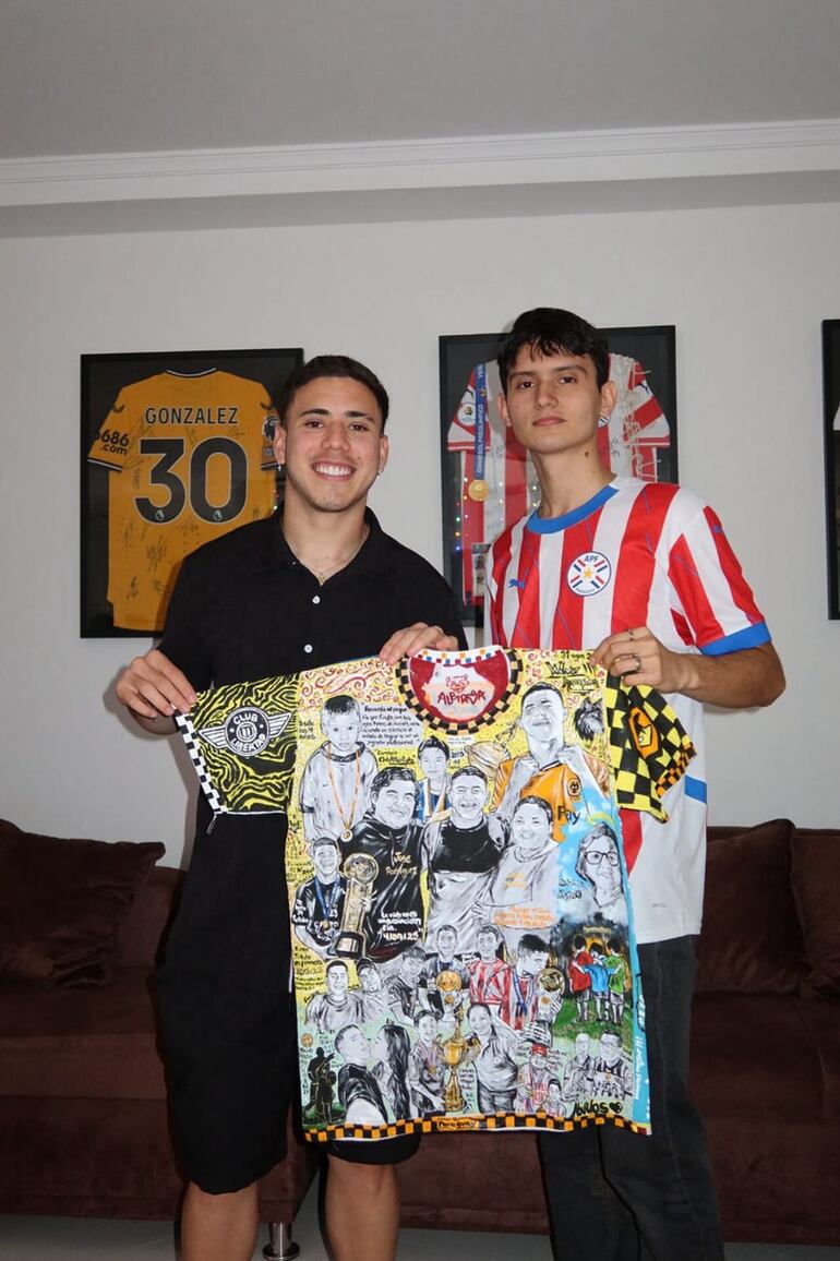 Ignacio Villaba entregando su camiseta pintada a mano a Enso González. (Gentileza)