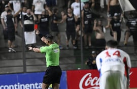 El árbitro Blas Romero expulsa a un asistente técnico de Pablo 'Vitamina' Sánchez, entrenador de Olimpia, en el partido frente a Nacional por la cuarta fecha del torneo Apertura 2026 de la Primera División de Paraguay en el estadio Arsenio Erico, en Asunción, Paraguay.