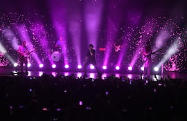 El Cuarteto de Nos en un momento de su enérgico show en el SND Arena, que atrajo a niños, jóvenes y adultos.