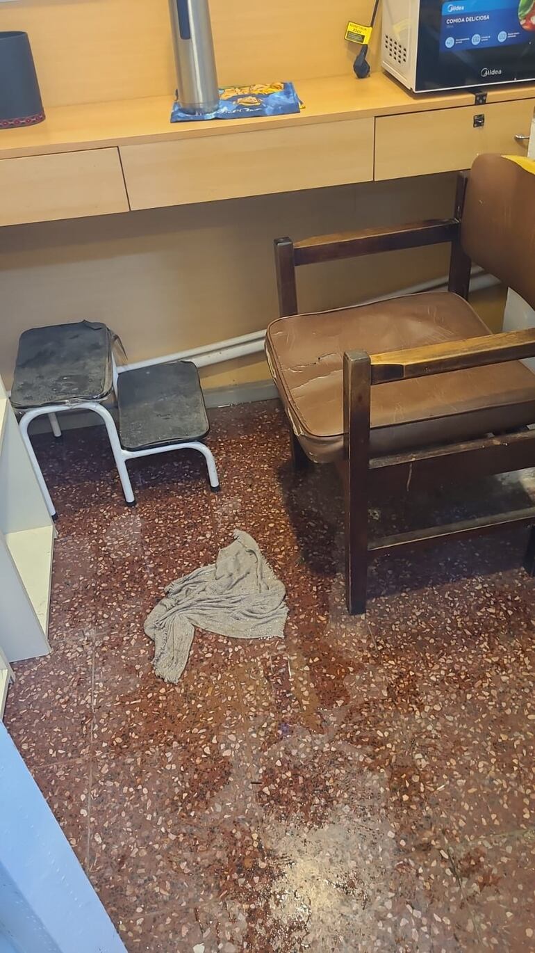 Dispensario municipal atiende “entre cloacas”