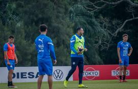 El entrenador de la selección paraguaya Sub 20, Antolín Alcaraz Viveros (43 años), dirigiendo el entrenamiento en el Centro de Alto Rendimiento de Ypané.