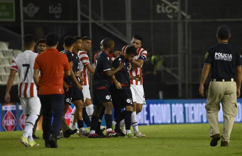Momento de la pelea entre los jugadores de Paraguay y República Dominicana en el amistoso Sub 23 en el estadio La Huerta, en Asunción.