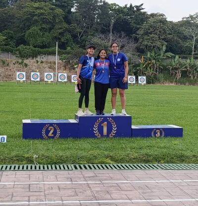 Al centro está  la paraguaya Janeth Alelí Cañete, quien logró la medalla de oro en tiro con arco en El Salvador.