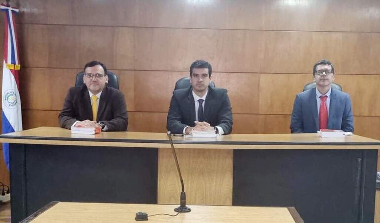 Jueces Fabian Weisensee (izq.), Vicente Fretes y Juan Pablo Mendoza, integrantes del Tribunal de Sentencia que ratificó la prisión preventiva de Cynthia Ojeda Burgos.