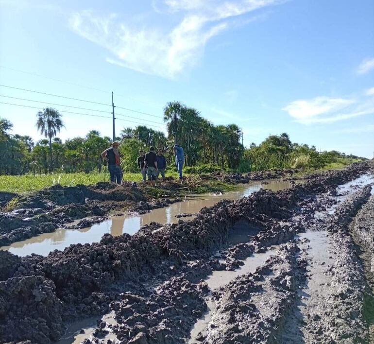 Trabajo de desagote de camino