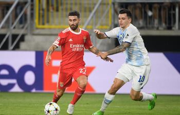 Mykola Shaparenko (D) jugador del Dynamo Kiev y Rafa Silva (I), futbolista del Benfica.