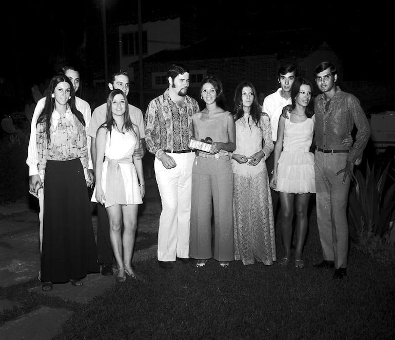 Jóvenes de la socialité asuncena de 1970 en el cumpleaños de Luis Cubas Grau.