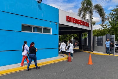 AME5674. SANTO DOMINGO (REPÚBLICA DOMINICANA), 13/10/2026.- Fotografía que muestra la entrada del Hospital Pediátrico Dr. Robert Reid Cabral este martes, en Santo Domingo (República Dominicana). Los médicos dominicanos paralizaron los hospitales públicos en demanda de mejoras laborales, entre ellas el pago del incentivo por antigüedad a quienes tienen más de 15 años de servicio y el reforzamiento de la seguridad en los centros sanitarios, una protesta que afectó a miles de pacientes. EFE/Eddy Vittini