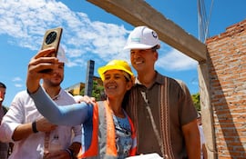 Santiago Peña recorre obras en Encarnación y Cambyretá de los futuros Centros de Atención Integral para la Primera Infancia (CAIPI).