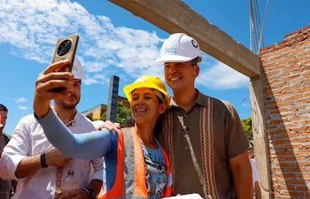 Santiago Peña recorre obras en Encarnación y Cambyretá de los futuros Centros de Atención Integral para la Primera Infancia (CAIPI).