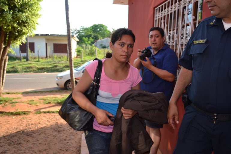 Clementina Ruiz Díaz ingresa a la sede policial, tras su aprehensión en octubre de 2013. Ahora, el Estado deberá indemnizarla por los casi 3 años que estuvo en prisión.