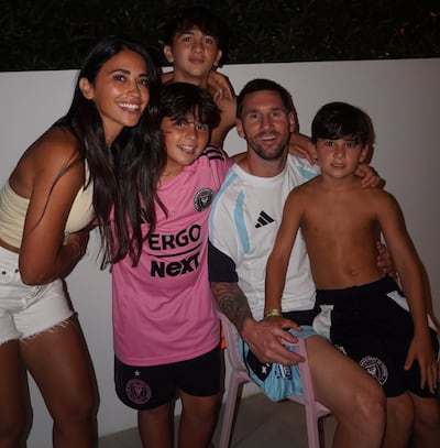 ¡A pura familia! Lionel Messi con su esposa Antonela Roccuzzo y sus tres hijos.