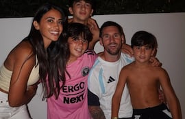 ¡A pura familia! Lionel Messi con su esposa Antonela Roccuzzo y sus tres hijos.