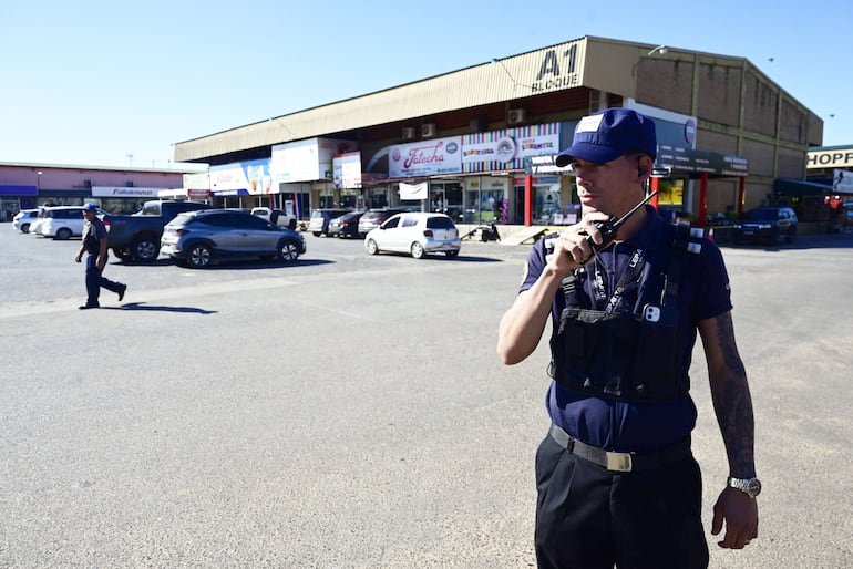 Personal de seguridad está ubicado en puntos estratégicos del predio comercial.