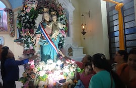 Devotos de Maria Auxiliadora, demuestran devocion y fe, durante el novenario.