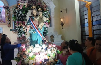 Devotos de Maria Auxiliadora, demuestran devocion y fe, durante el novenario.