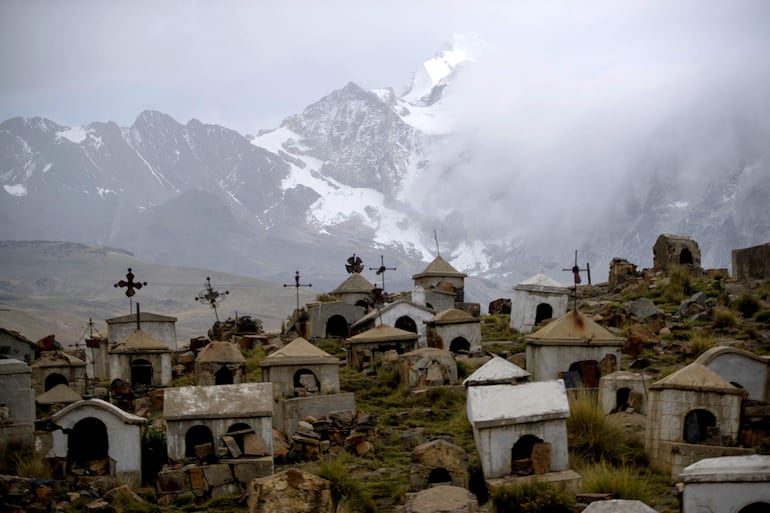 Fotografía del cementerio de Milluni ubicado a casi 4.500 metros sobre el nivel del mar el 1 de marzo de 2026 en El Alto (Bolivia).