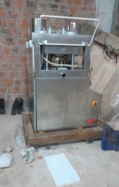 Prensa automática de tabletas, supuestamente empleada en el empaque de drogas sintéticas incautada durante un allanamiento en Encarnación.