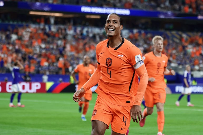 El defensor de Países Bajos, Virgil van Dijk, celebra tras anotar el primer gol durante el partido de fútbol del Grupo F de la Copa del Mundo 2026 entre Países Bajos y Japón en el Dallas Stadium en Arlington