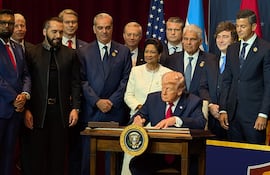El presidente de Estados Unidos, Donald Trump (c), firma un documento junto a mandatarios latinoamericanos durante la cumbre bautizada como Escudo de las Américas en marzo de este año en Miami (EE.UU.).