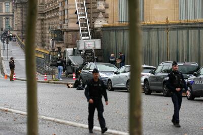 Agentes de la policía francesa junto a un montacargas utilizado por ladrones para entrar al Museo del Louvre, en el Quai François Mitterrand, París, el 19 de octubre de 2025. Las autoridades francesas arrestaron el 25 de noviembre de 2025 a cuatro personas más en la investigación del espectacular robo a plena luz del día de joyas imperiales del Museo del Louvre, ocurrido el mes pasado, según informó la fiscalía de París.