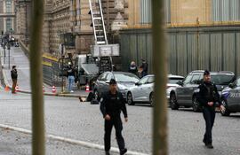 Agentes de la policía francesa junto a un montacargas utilizado por ladrones para entrar al Museo del Louvre, en el Quai François Mitterrand, París, el 19 de octubre de 2025. Las autoridades francesas arrestaron el 25 de noviembre de 2025 a cuatro personas más en la investigación del espectacular robo a plena luz del día de joyas imperiales del Museo del Louvre, ocurrido el mes pasado, según informó la fiscalía de París.