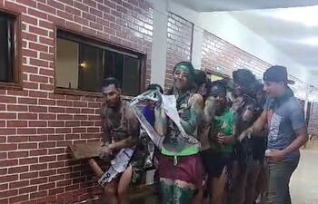 Estudiantes de la UNA filial en San Pedro organizaron un “bautismo” que terminó con dos intoxicados.