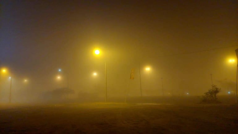 La niebla dificulta la visibilidad de los conductores que circulan por la avenida Costanera.