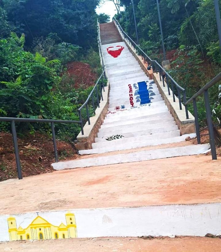 En la escalinata de 208 metros de altura del Cerro Perõ, estudiantes de Paraguarí plasman su arte y creatividad.