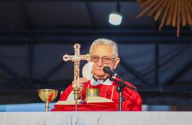 Claudio Giménez, obispo emérito de Caacupé, presidió la misa central.
