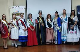 Las representantes de las diferentes colectividades que este año compiten por el título de “Reina Nacional de las Colectividades”, durante una gira promocional de la fiesta.