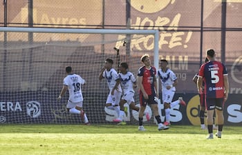 El volante ofensivo de Sportivo Ameliano, Raúl Cabral celebra el tanto ganador ante Cerro Porteño, en el encuentro celebrado en la Fortaleza de Villeta.