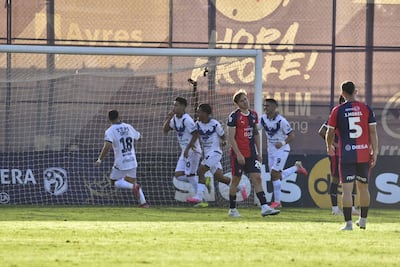 El volante ofensivo de Sportivo Ameliano, Raúl Cabral celebra el tanto ganador ante Cerro Porteño, en el encuentro celebrado en la Fortaleza de Villeta.