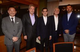 El embajador de Taiwán José Han, el embajador de Uruguay Eduardo Bouzout, el Canciller Nacional, Rubén Ramírez Lezcano; el presidente de la Asociación, Carlos Jorge Biedermann y Jorge Kronawetter.