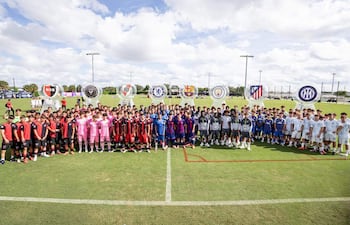 Fotografía cedida por 525 Rosario que muestra a jugadores de varios equipos que participaran en la Messi Cup. Lionel Messi anunció este martes la segunda edición de la 'Messi Cup' (Copa Messi), un torneo que reunirá del 25 de octubre al 1 de noviembre a 16 de las mejores canteras del mundo en Miami, y que en su edición inaugural coronó a River Plate como campeón.