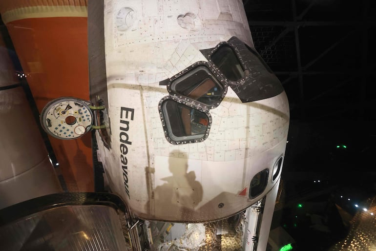 Vista de la cubierta de vuelo del transbordador espacial Endeavour de la NASA, exhibida en posición de lanzamiento en el Centro Aéreo y Espacial Samuel Oschin, durante una presentación para los medios en el Centro de Ciencias de California, en Los Ángeles, el 28 de octubre de 2026.