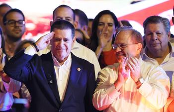 El presidente del Partido Colorado, Horacio Cartes (i), reacciona en un evento tras la elección de Camilo Pérez (d) como candidato de su partido este domingo, para disputar la intendencia de Asunción en las elecciones municipales del próximo 4 de octubre en Asunción (Paraguay). EFE/ Juan Pablo Pino
