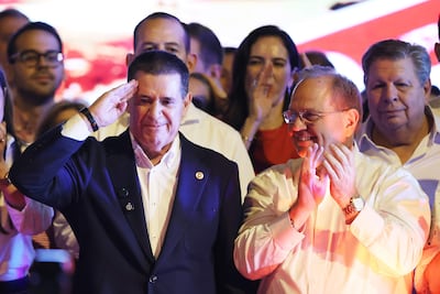 El presidente del Partido Colorado, Horacio Cartes (i), reacciona en un evento tras la elección de Camilo Pérez (d) como candidato de su partido este domingo, para disputar la intendencia de Asunción en las elecciones municipales del próximo 4 de octubre en Asunción (Paraguay). EFE/ Juan Pablo Pino