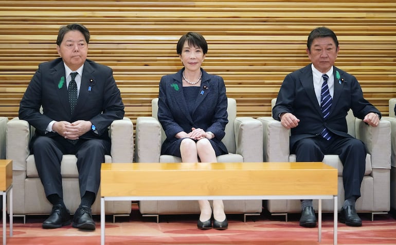 La primera ministra de Japón, Sanae Takaichi; junto a los miembros de su gabinete durante la presentación del cambio de ley para la venta de armas. 