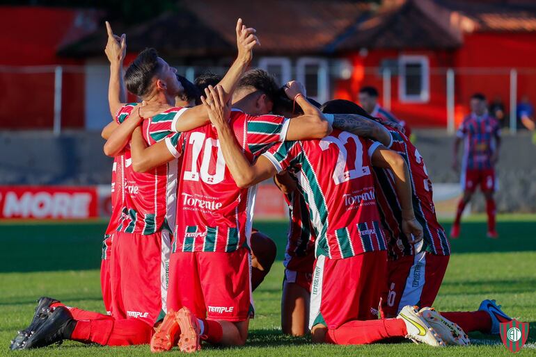 Tembetary se hace fuerte y se pone a un punto de la cima